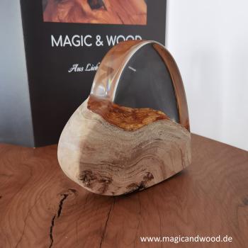 Preview: Ein Herz aus Massivholz mit Kunstharz